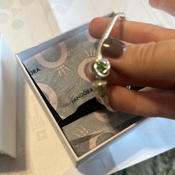 Pandora bracelet with peridot charm - Picture 2 of 4